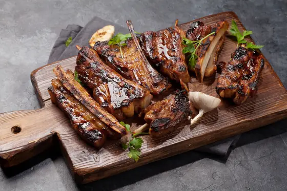 Gegrillte Spareribs auf einem Holzbrett